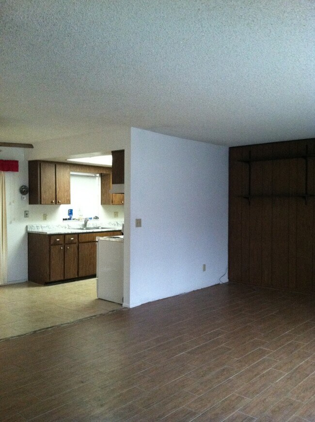 Building Photo - Nice spacious 3/2