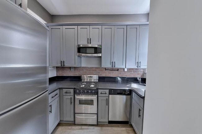 Building Photo - 206 E 83rd St