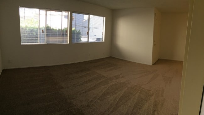 Living Room, New Carpet,Screens,Blinds. - 10516 Eastborne Ave