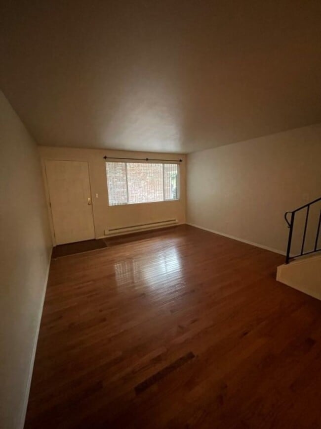 Building Photo - 2Bd/1.5Ba Lynnwood Townhouse