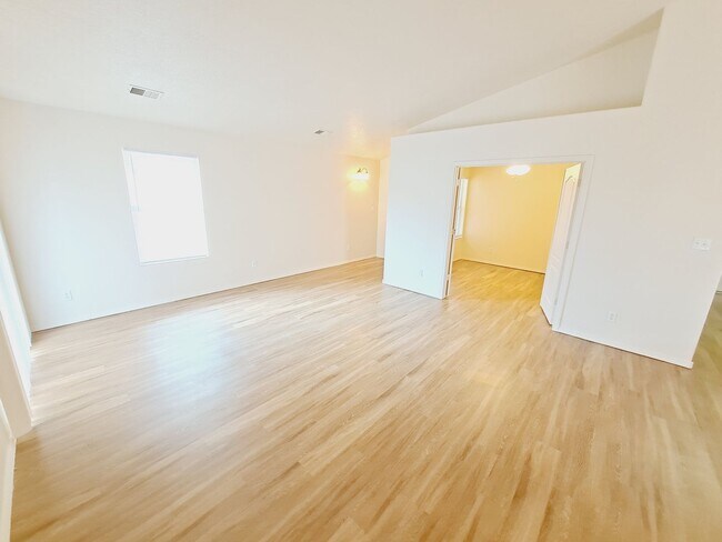 Building Photo - 3 bed 2 bath home in Huning Ranch