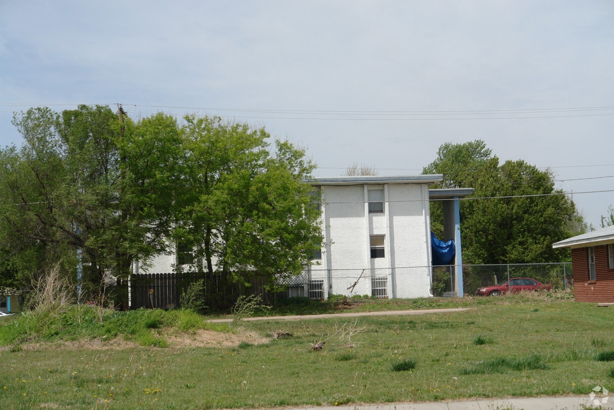 Building Photo - 1120 N Hydraulic