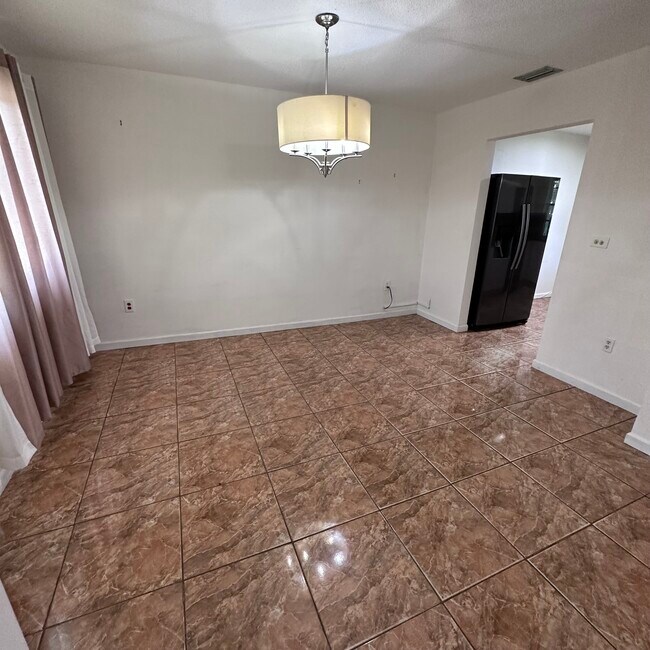 Building Photo - 1111 NE 204th Ter