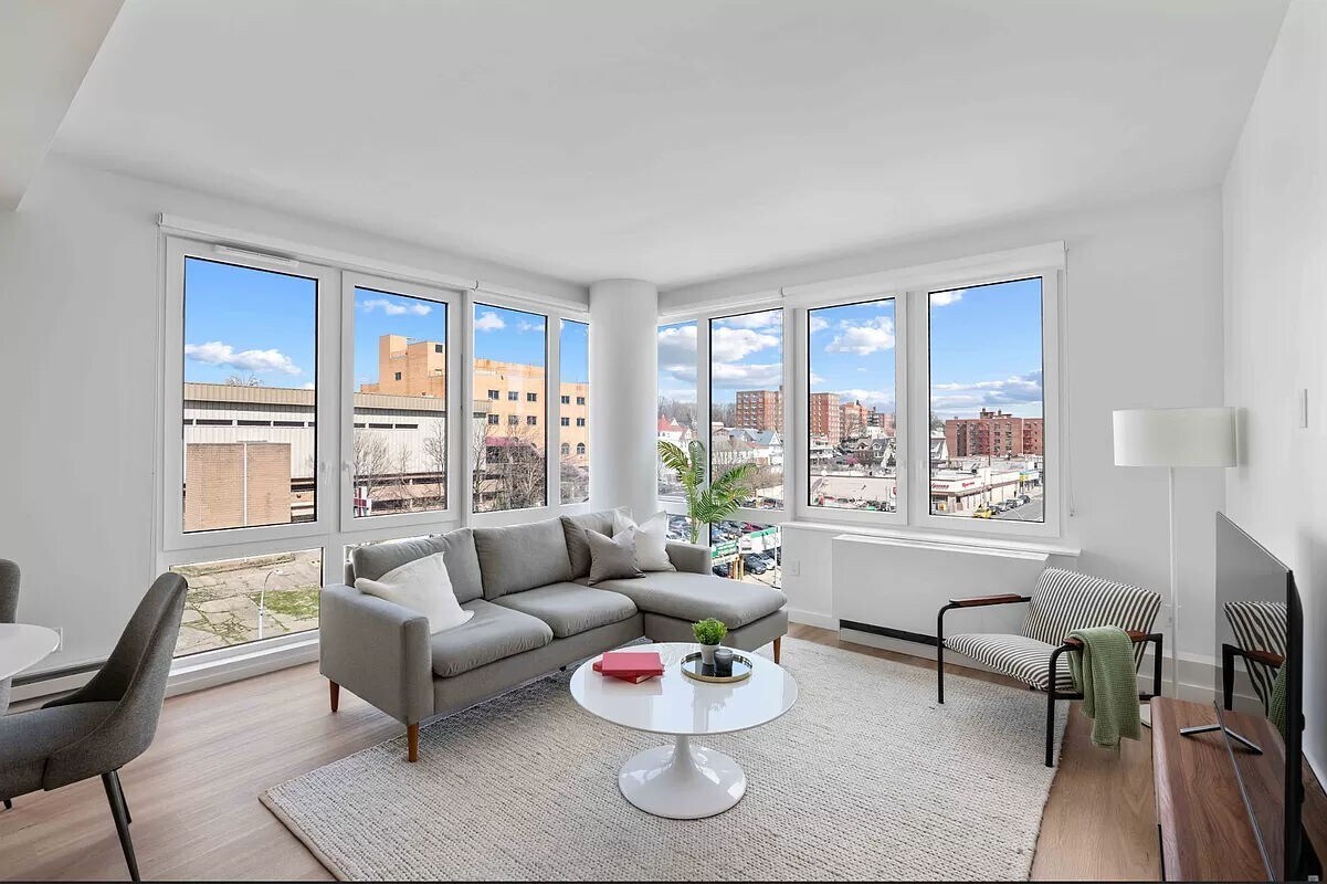 Foto principal - 160-14 Hillside Avenue