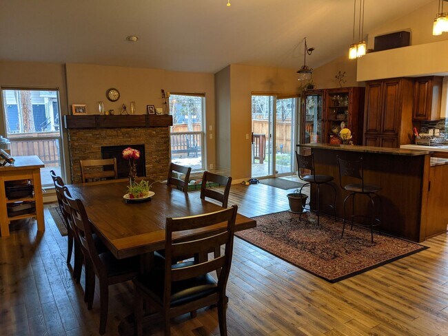 Building Photo - Spacious Westside single-Level 3-Bedroom h...