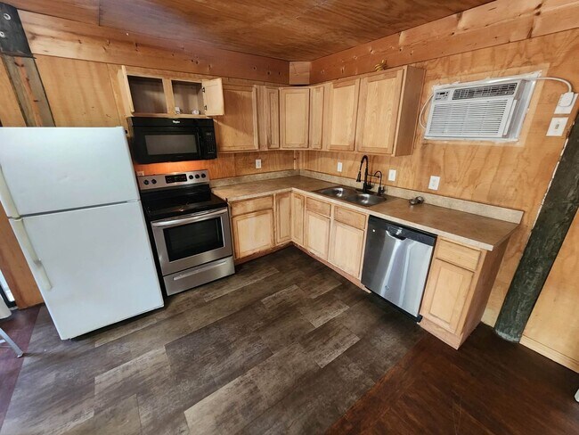 Foto del edificio - Beautiful 1Bedroom Bungalow next to Lake Hutchinson in Keystone Heights available May 8th