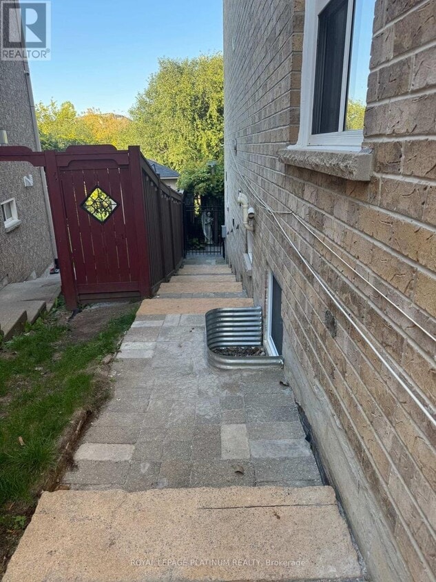 Primary Photo - 21 Freshspring Dr