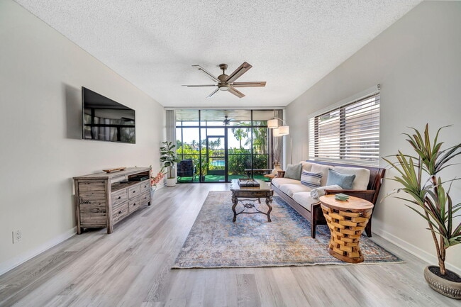 Building Photo - 11370 12 Oaks Way