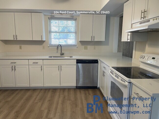 Foto del edificio - Remodeled Home - New LVP Flooring, Paint, ...