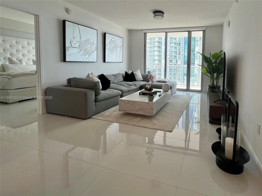 Foto del edificio - 300 Sunny Isles Blvd