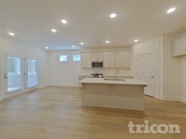 Building Photo - 45 Mayhaw Pt