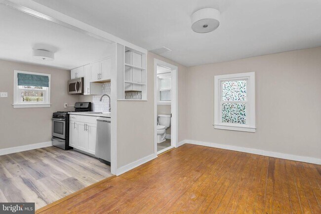 Building Photo - 22 Thompson St