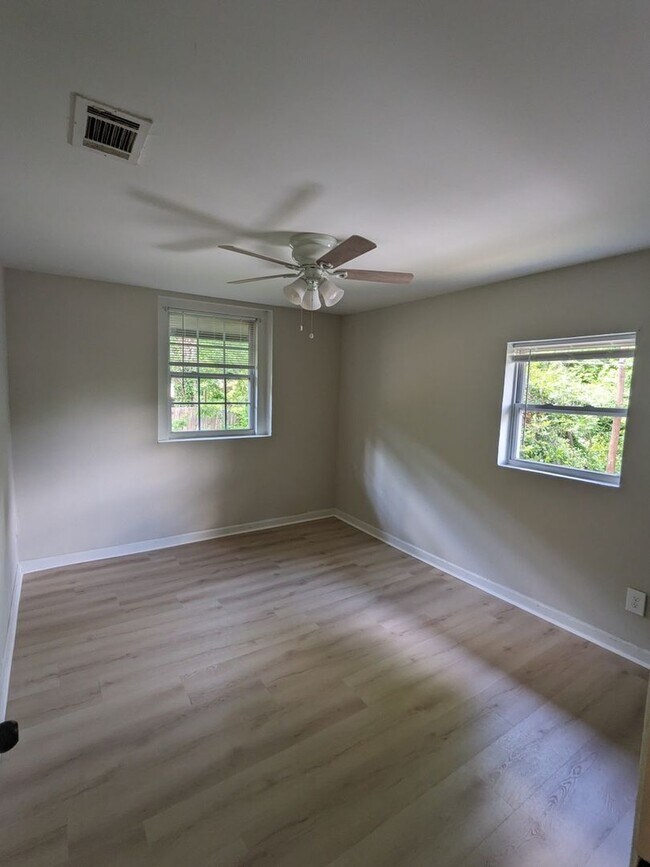 Foto del edificio - For Rent: 3BR / 1.5BA Family Home | Across...