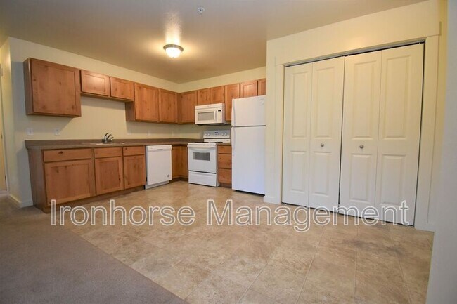 Building Photo - 807 W Villard St