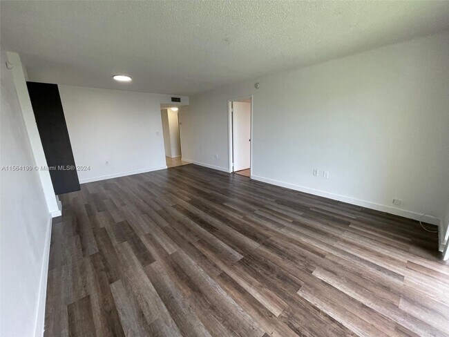 Foto del edificio - 15600 NW 7th Ave