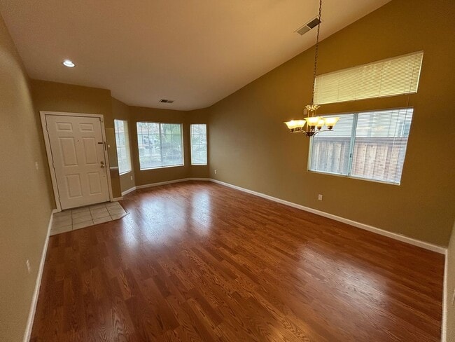 Building Photo - Available NOW- Single story 4bed/2bath with 3 car garage
