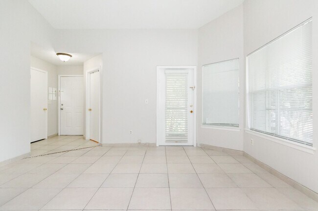 Building Photo - For Rent: 1 Bed / 1 Bath Condo at Regency ...