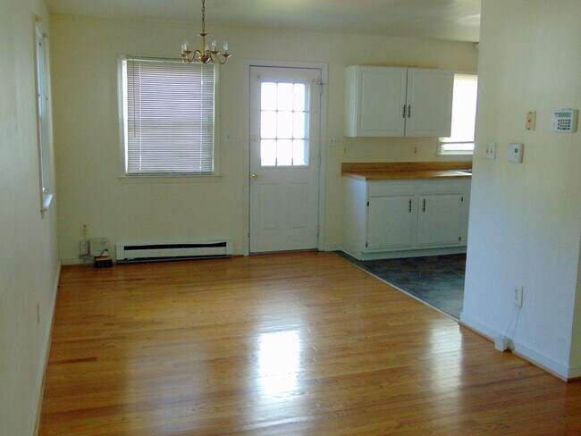 Building Photo - 812 Azalea Ave