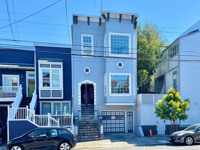 Building Photo - Spacious Bi-Level Top Floor 2BR + Sunroom/...