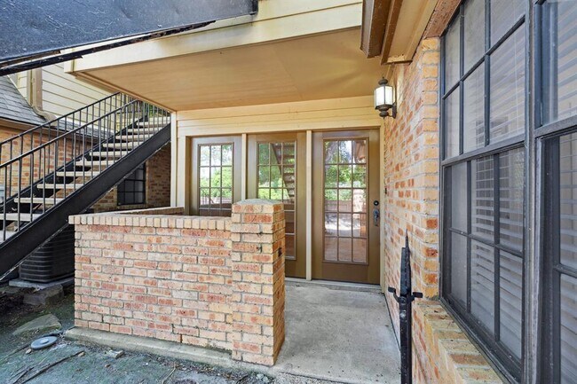 Foto del edificio - 16800 Sugar Pine Dr