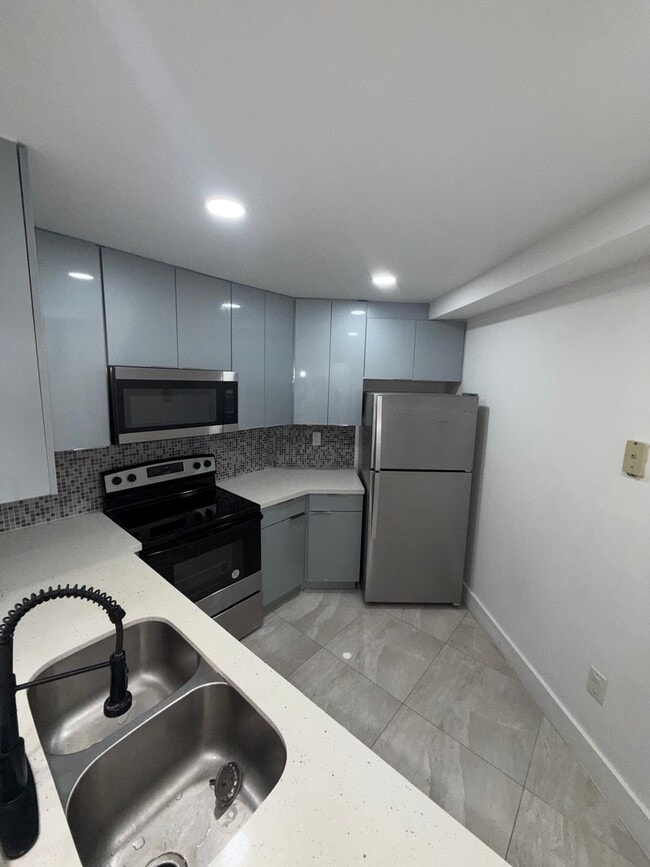 Building Photo - 9405 Fontainebleau Blvd