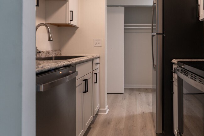 Building Photo - Newly Renovated 1 Bedroom Apartment