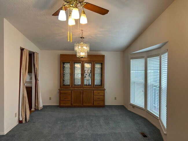 Foto del edificio - 8 Bass Ct