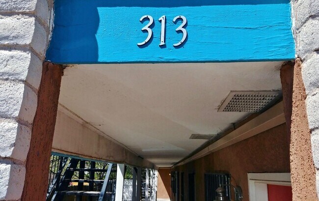 Foto del edificio - 313 Girard Blvd SE