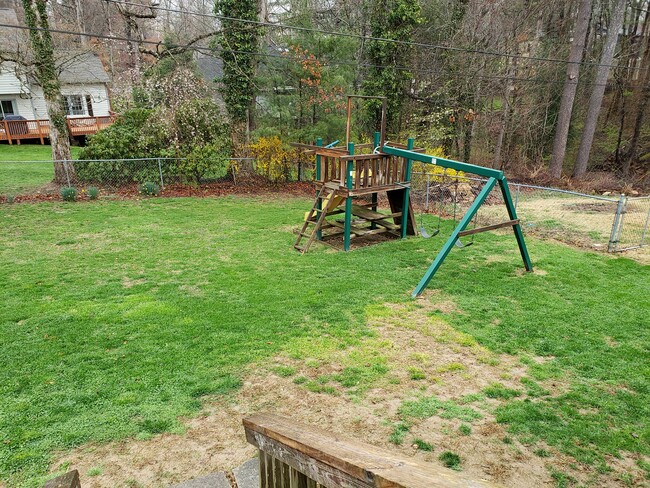 3. Back yard right - 10 Pointview Ct