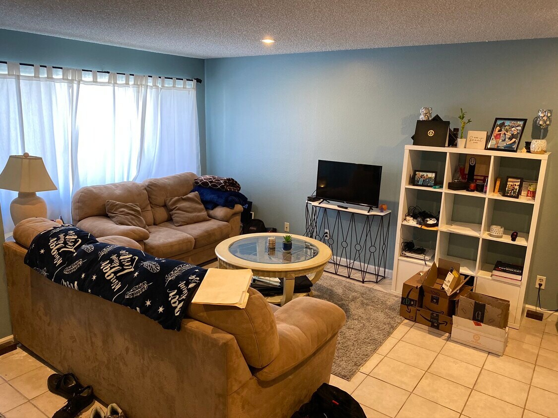 8998 Mango Ave Unit H, Fontana, CA 92335 Condo for Rent in Fontana