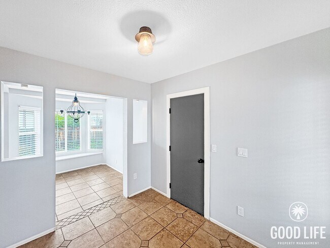 Foto del edificio - Inviting 2BD/1BA Gated Home in Vista with a 2 Car Garage, Private Yard & Community Amenities