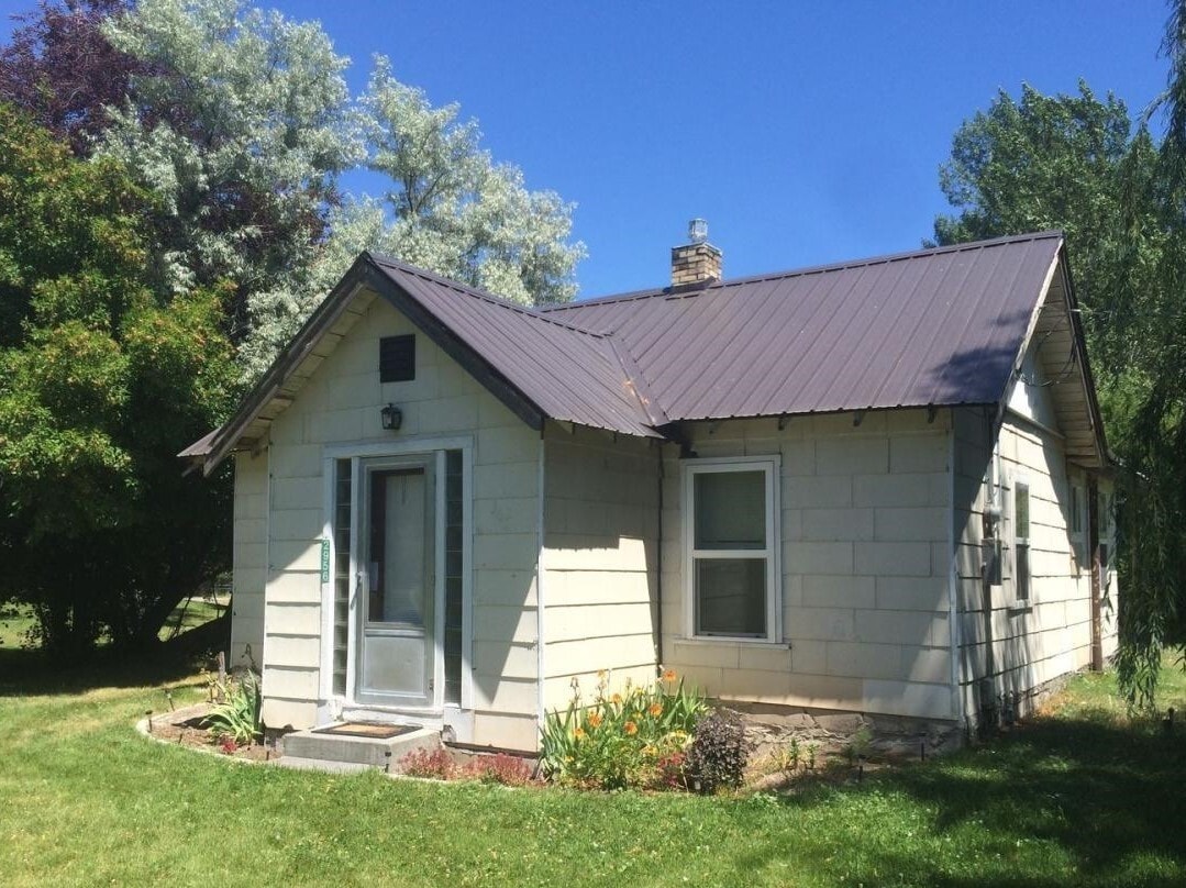 Foto principal - Cozy 2-Bedroom Home with Spacious Yard – C...