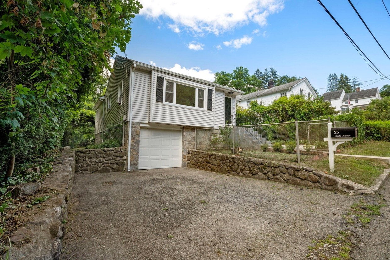 Primary Photo - 25 Maple Ave