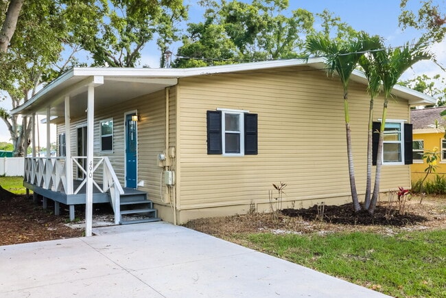 Building Photo - 490 Stremma Rd