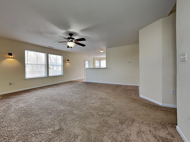 Building Photo - Marvelous 3 bed 2.5 bath with fenced in ba...