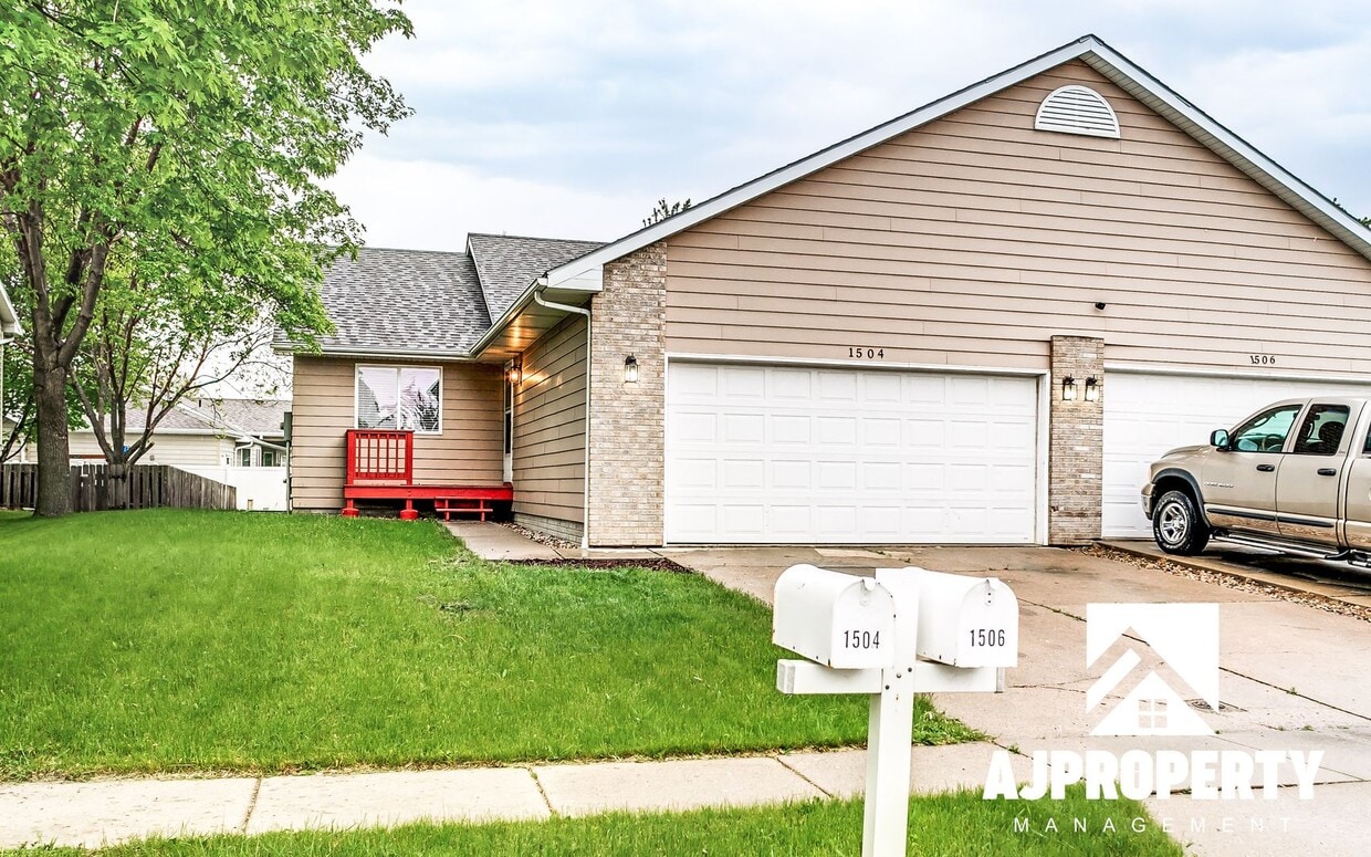 Foto principal - 4 Bedroom 2 bathroom near Memorial middle ...