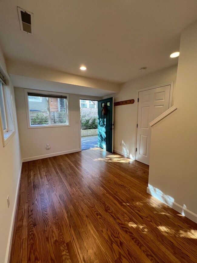 Foto del edificio - Lovely Corner Townhome in the Heart of Cap...