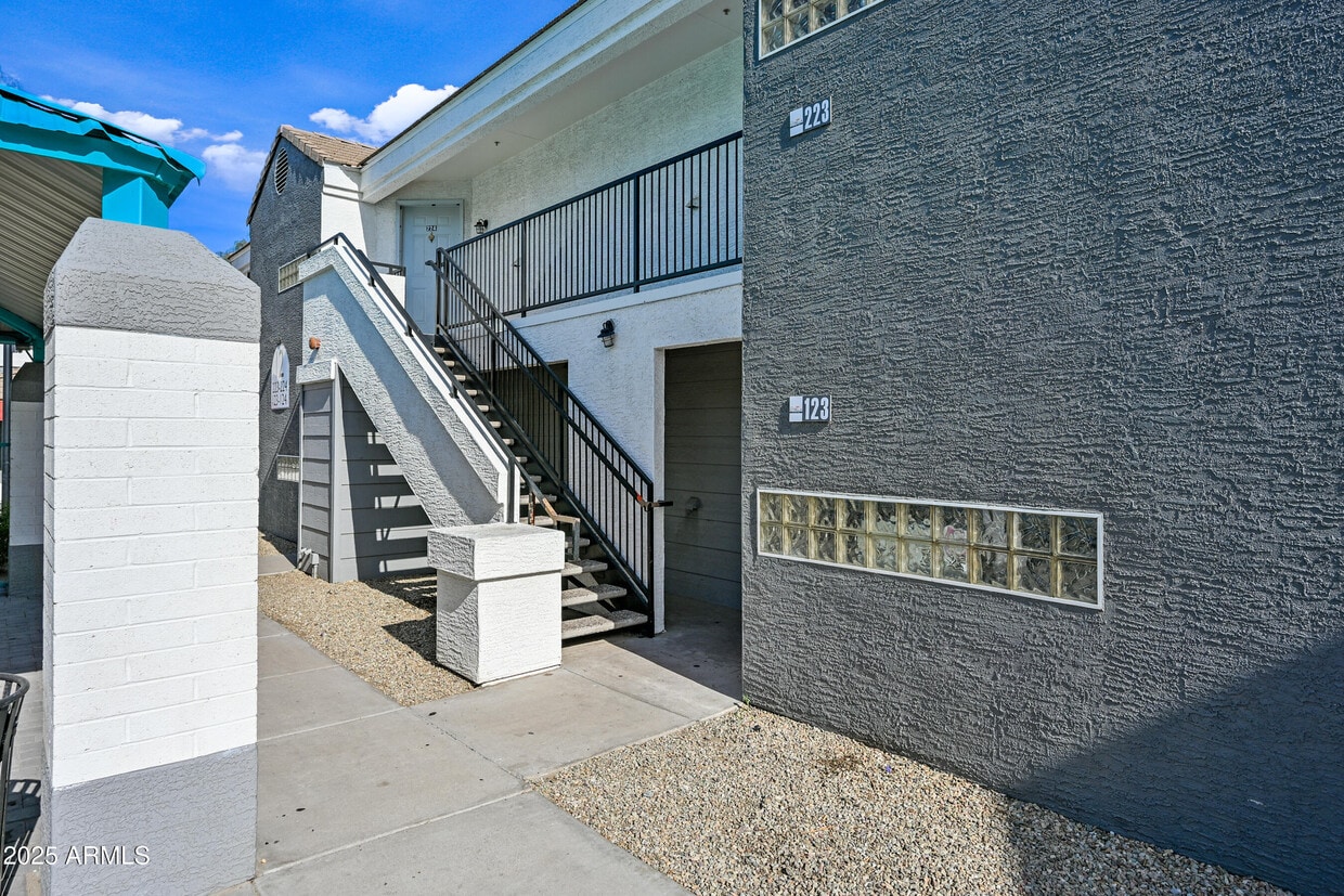 Primary Photo - 3065 N 67th Ave