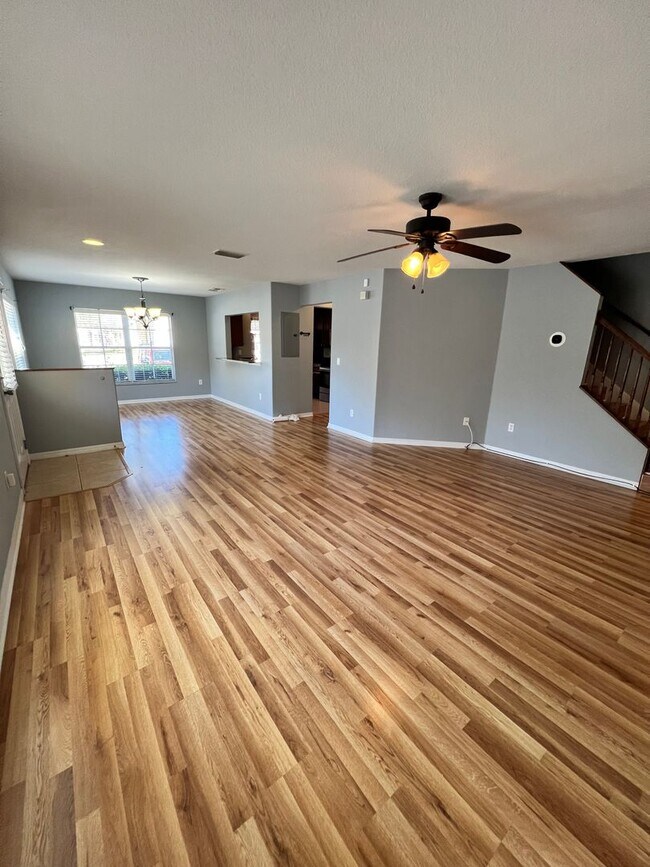 Building Photo - 3 bedroom, 2.5 bathrooms Eiland Park Townhome
