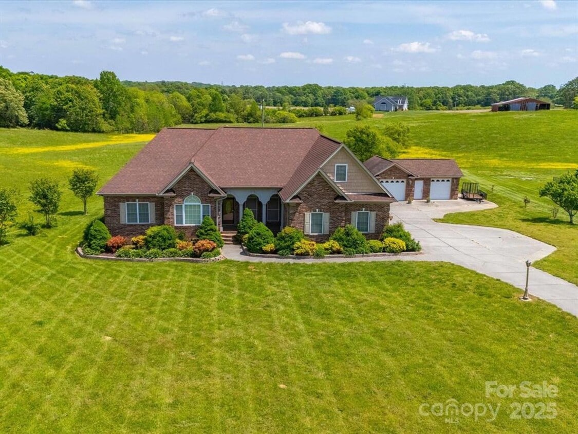 Foto principal - Gorgeous 3 Bed/2 Bath Home for Rent