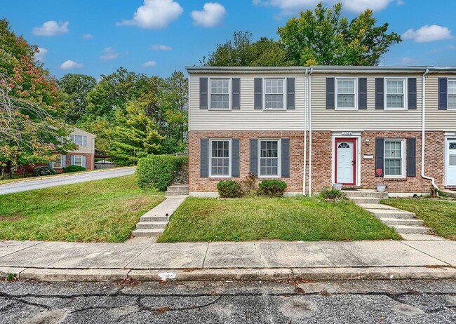 Foto del edificio - Updated End-of-Group Townhome with Finished Lower Level, Fenced Yard & Community Pool