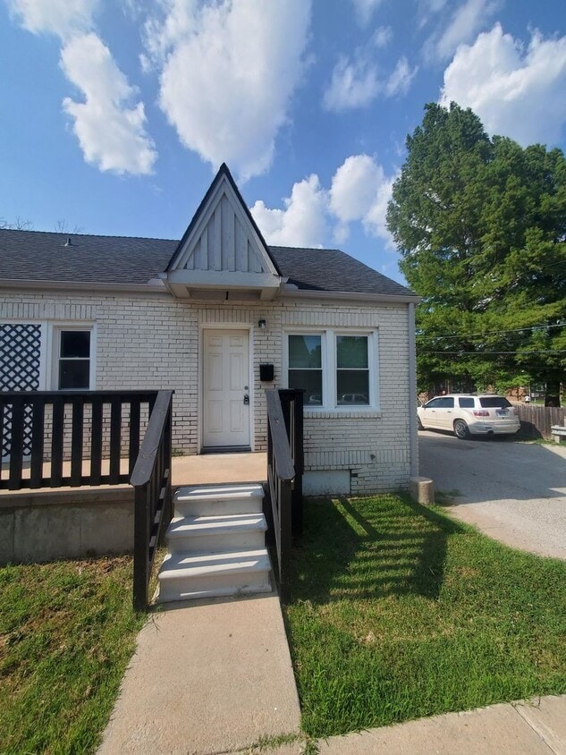 Primary Photo - 304 S Hydraulic Ave