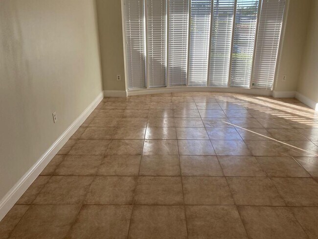 Foto del edificio - 823 S Ripple Creek Dr