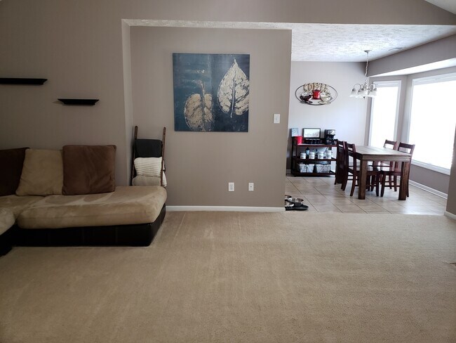 Building Photo - Spectacular 3 bedroom 2 bath home with a b...