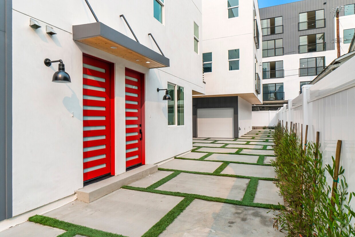 Primary Photo - 522 N Wilton Pl