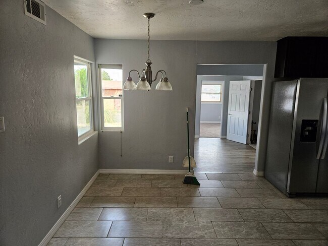 Foto del edificio - 3 Bedroom Single Family Home in Albuquerque