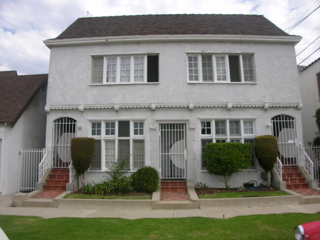 Private entry - 4911 Dockweiler St