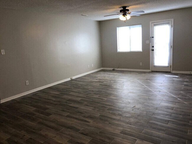 Building Photo - Charming 2BR Condo with Granite Countertops, Pool Access & Included Lawn Care