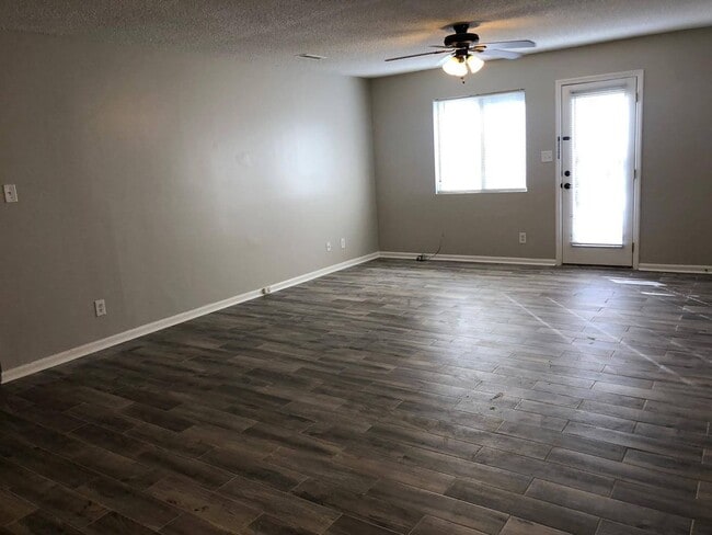 Foto del edificio - Charming 2BR Condo with Granite Countertops, Pool Access & Included Lawn Care