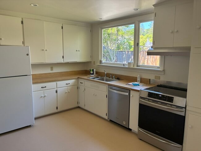 Building Photo - 221 Brookside Dr